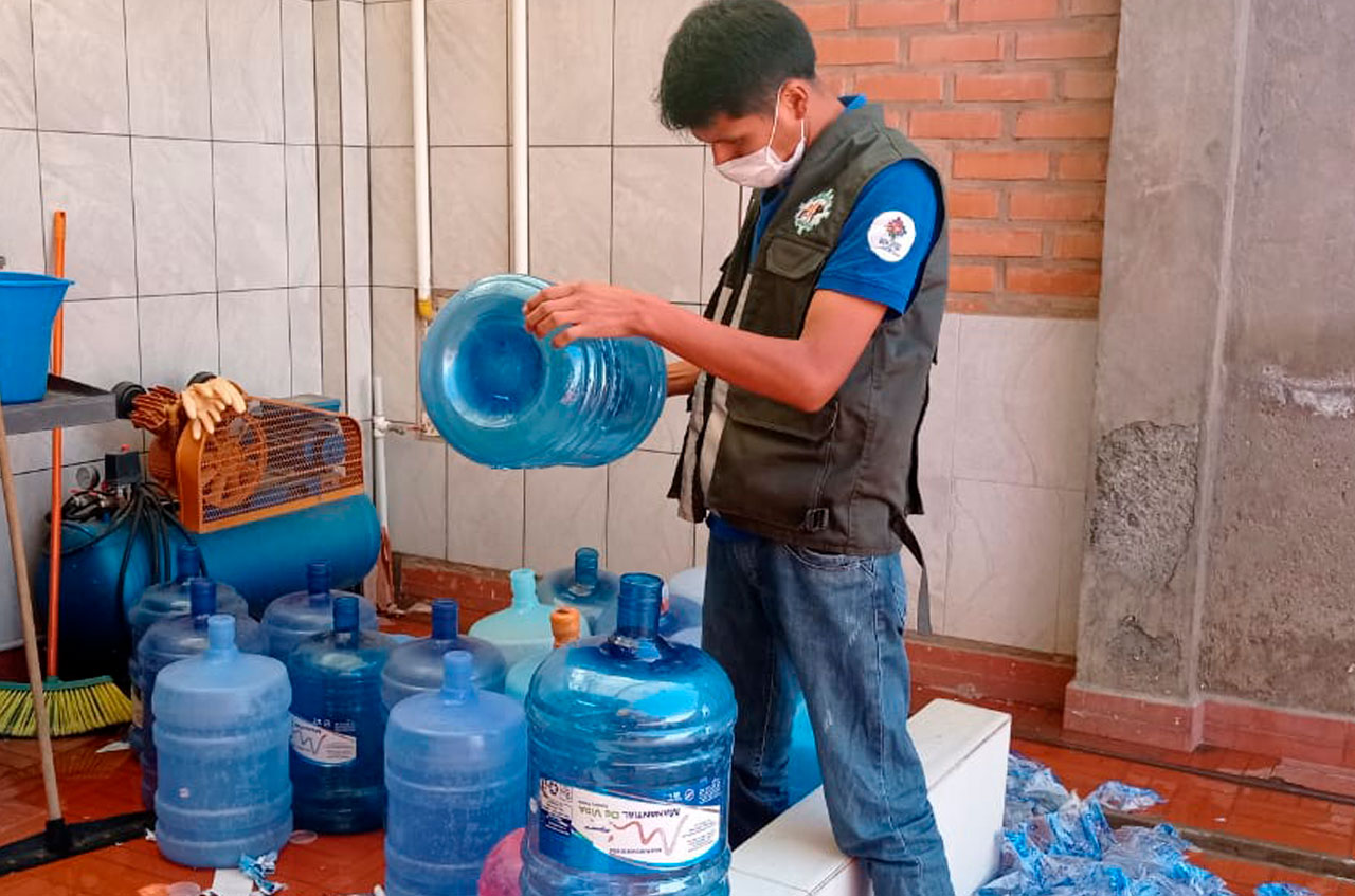 Senasag sanciona a empresa de agua que usaban etiquetas vencidas en Cochabamba