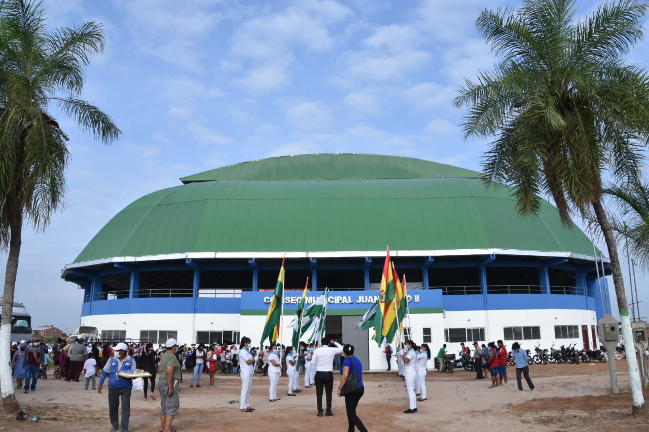 Presidente entrega coliseo para 3.000 espectadores y equipamiento para el “BOL-110” en Warnes (Amplia)