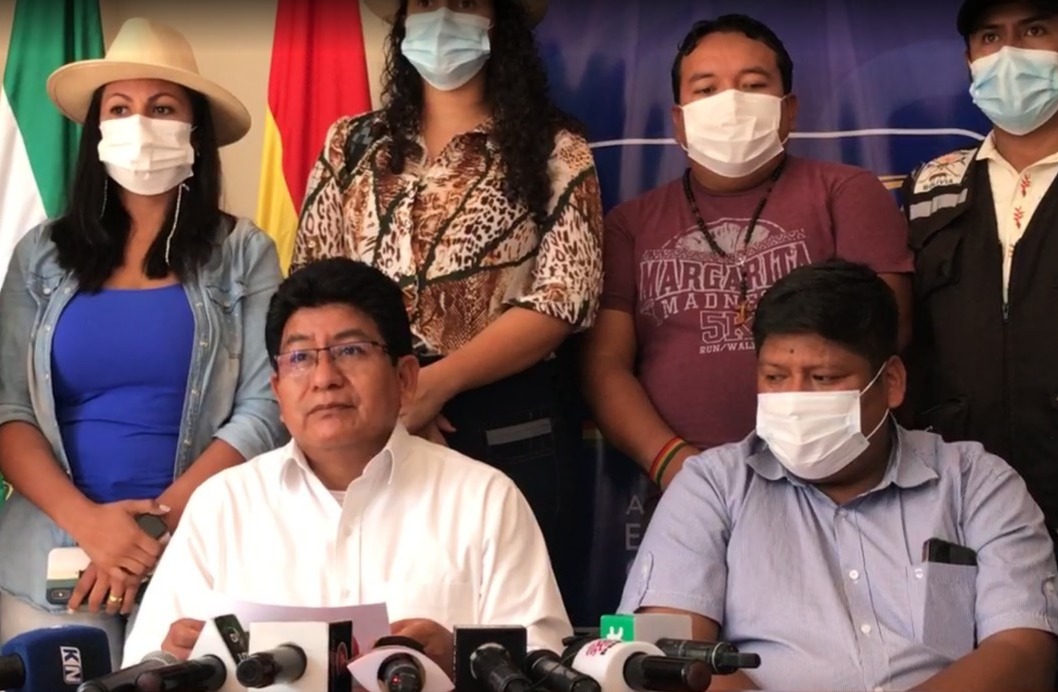 Comisión de autoridades y especialistas hace una inspección técnica al puente construido “clandestinamente” sobre el río Parapetí