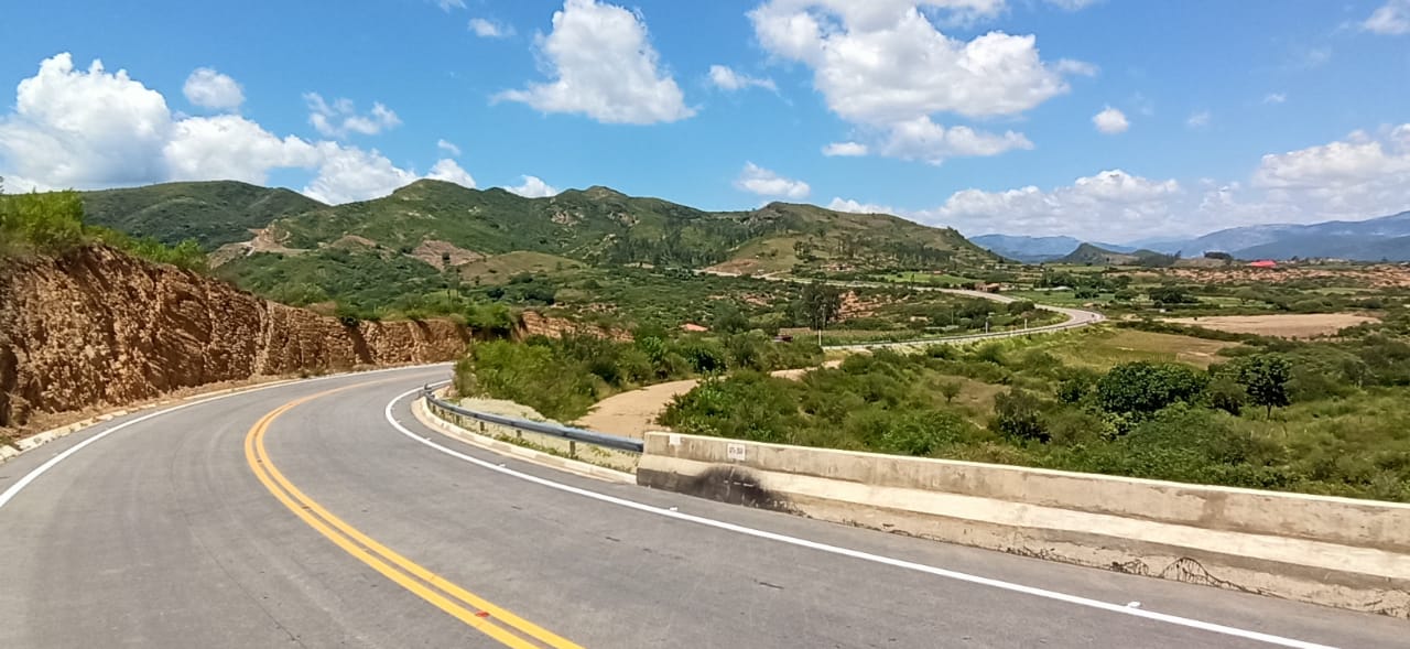 Presidente Arce inaugura carretera Padilla - El Salto que contribuye al desarrollo de Chuquisaca