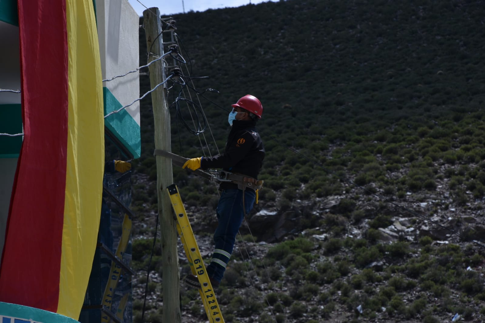 Gobierno inaugura proyecto de electrificación en el municipio La Rivera de Oruro (adelanto)