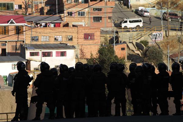 La Paz: Policía advierte que cocaleros usan dinamita con accesorios metálicos para provocar mayor daño