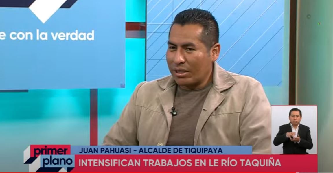 En Tiquipaya, basura lanzada por los vecinos obstruyó canales y causó inundación de varias calles