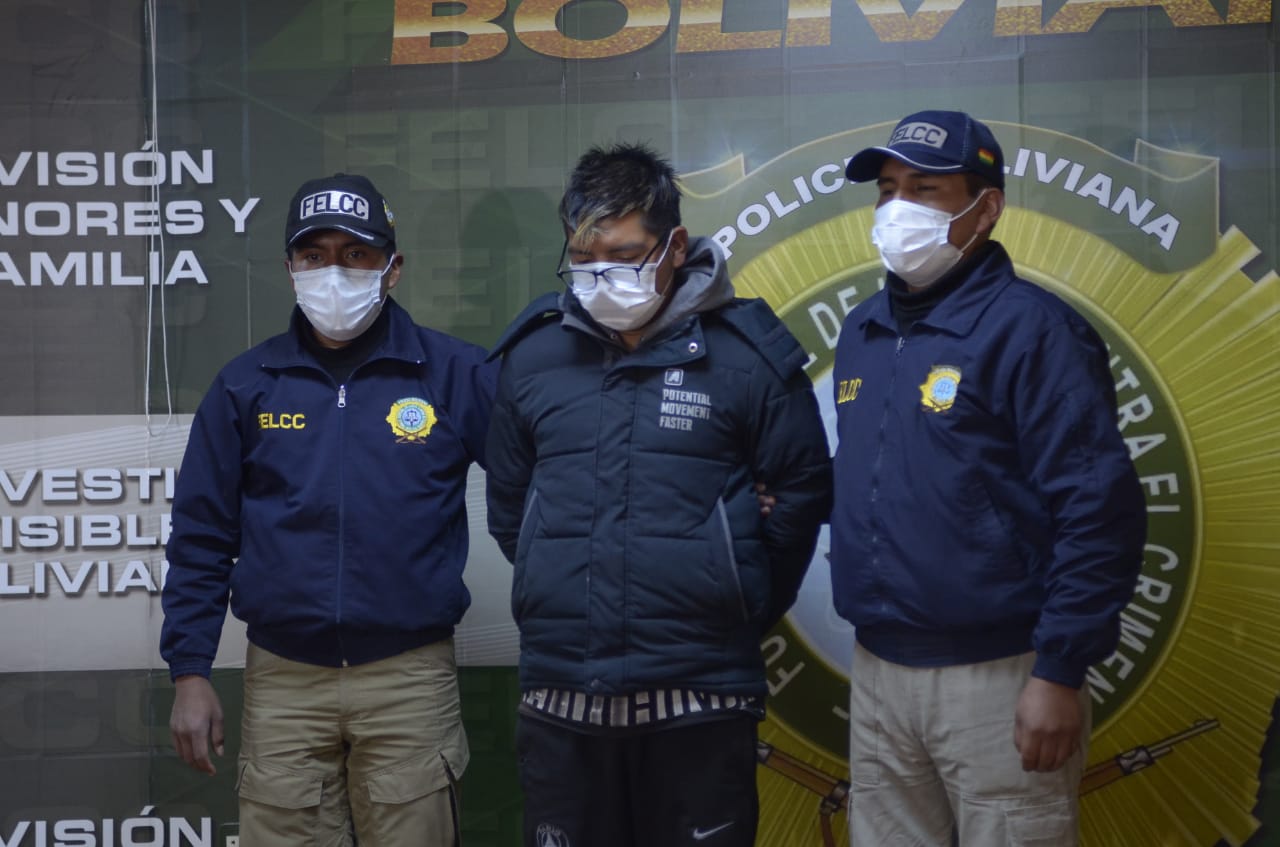 Ministro de Gobierno presenta a miembro de banda de delincuentes que atracó con violencia a joven en El Alto