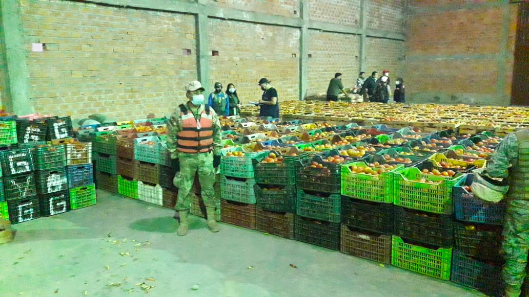 Armada, Aduana y Senasag decomisan 1.197 cajas con tomate de contrabando en Bermejo