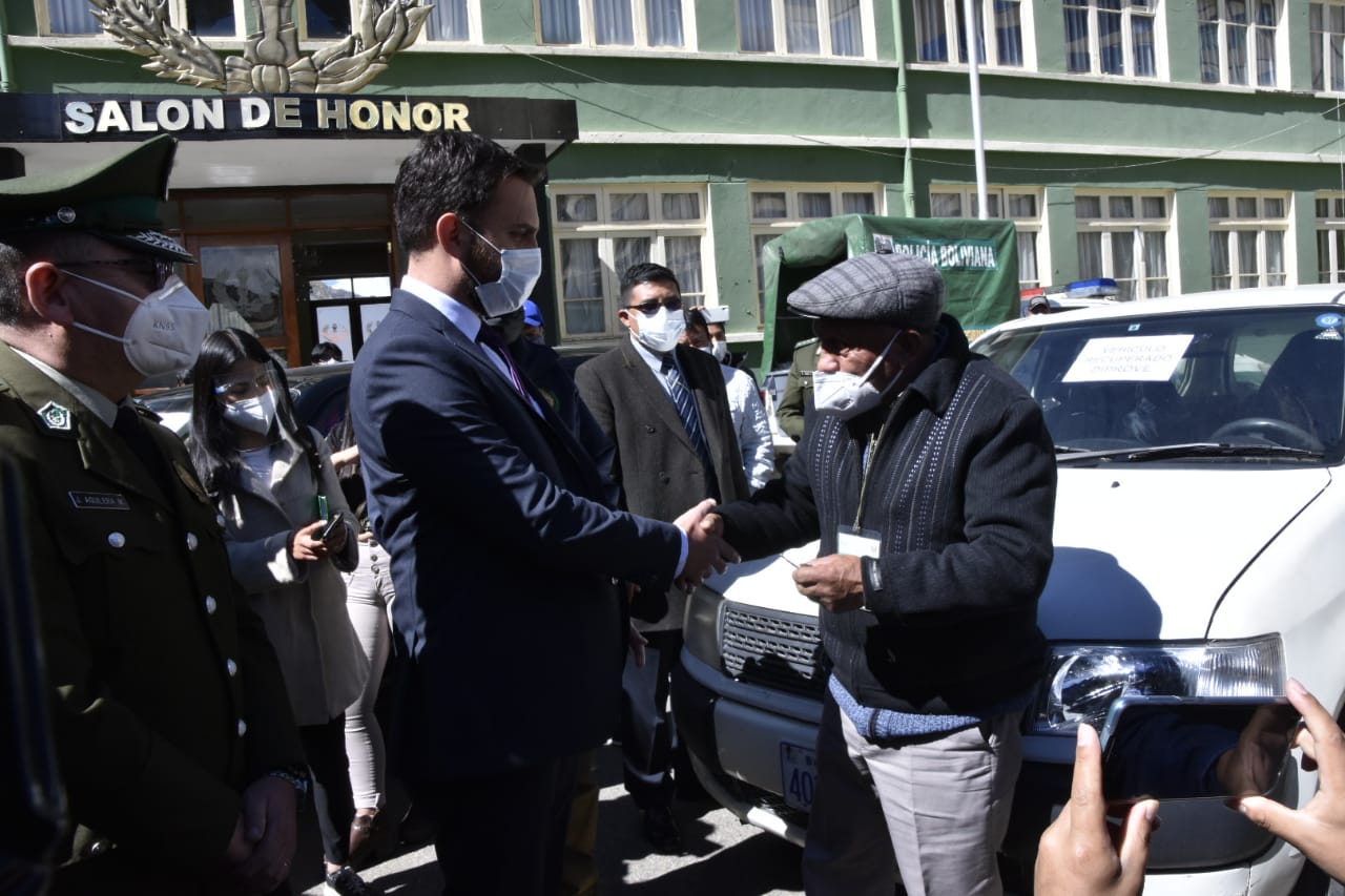 Ministro de Gobierno presenta 25 vehículos recuperados por Diprove y comienza devolución a sus propietarios