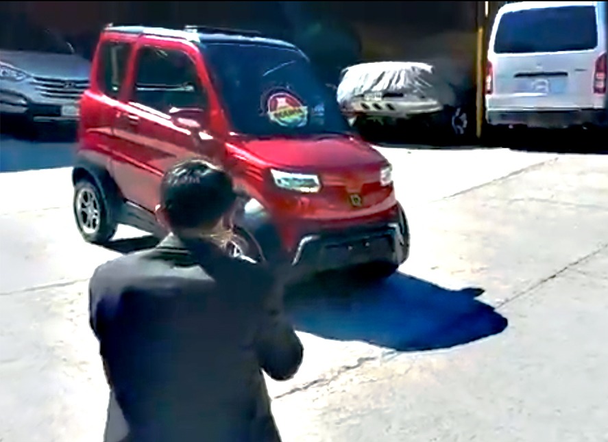 Gobierno envía un auto eléctrico modelo E3 de la empresa Quantum rumbo a Dubai