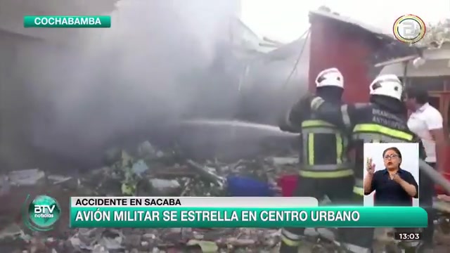 Avión de entrenamiento militar cae en Sacaba y deja una mujer fallecida y un herido