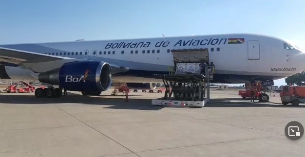 Llega avión de BoA con 500.000 vacunas chinas, más de 1,8 millones de jeringas e insumos para pruebas PCR