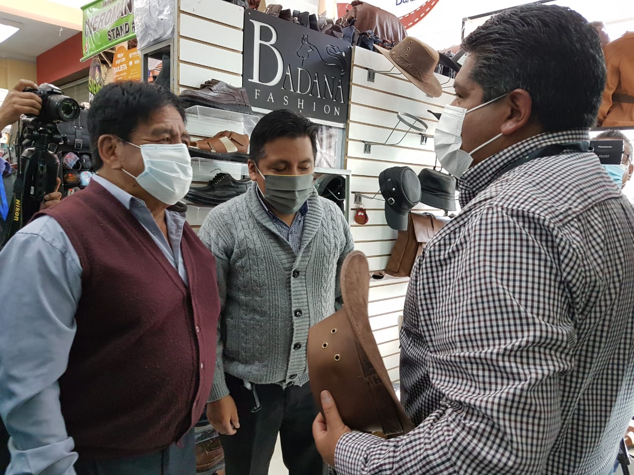 Productores de artículos de cuero y calzados habilitan punto de canje de la Billetera Móvil en La Paz