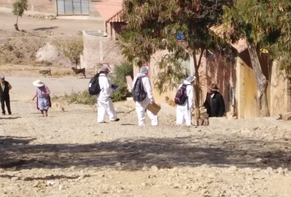 Dirigentes y vecinos acompañan a brigadas de rastrillaje anticovid en Oruro y Cochabamba