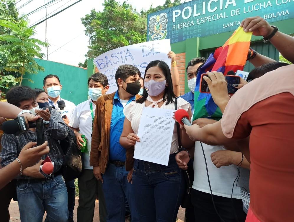 Bancada del MAS Santa Cruz presenta denuncia penal contra Camacho y asambleístas por racismo y ultraje a la wiphala