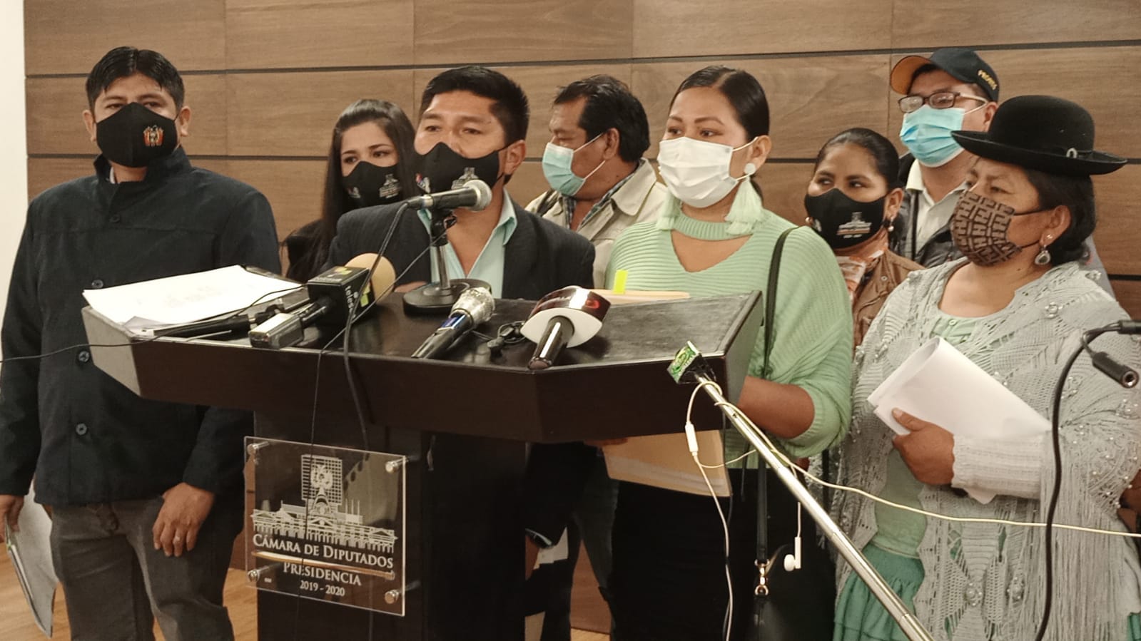 Fiscalía admite denuncia contra Calvo y Camacho por racismo, discriminación y ultraje a los símbolos patrios