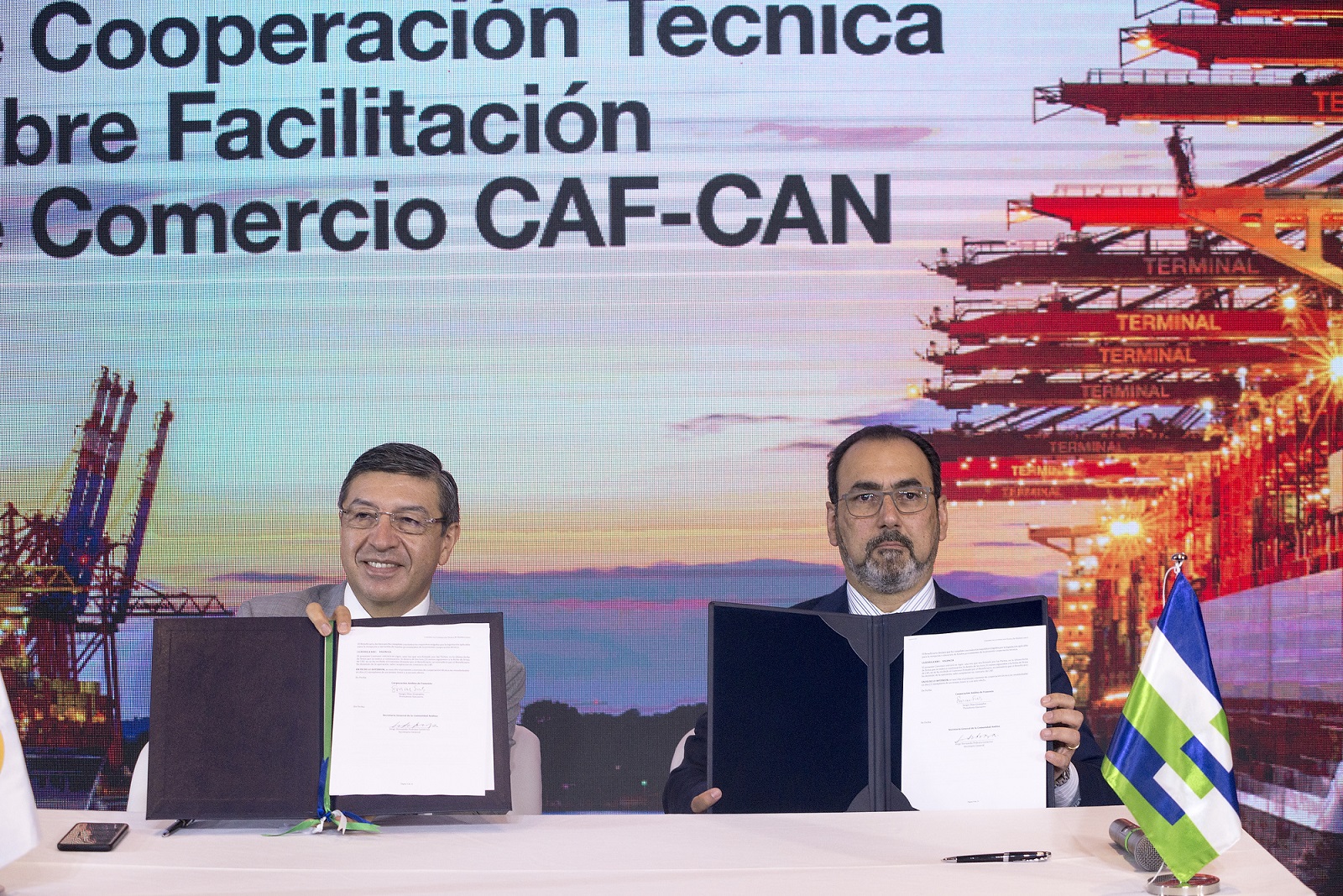 CAN y CAF firman convenio para implementar proyecto que facilitará y digitalizará el comercio exterior en la región