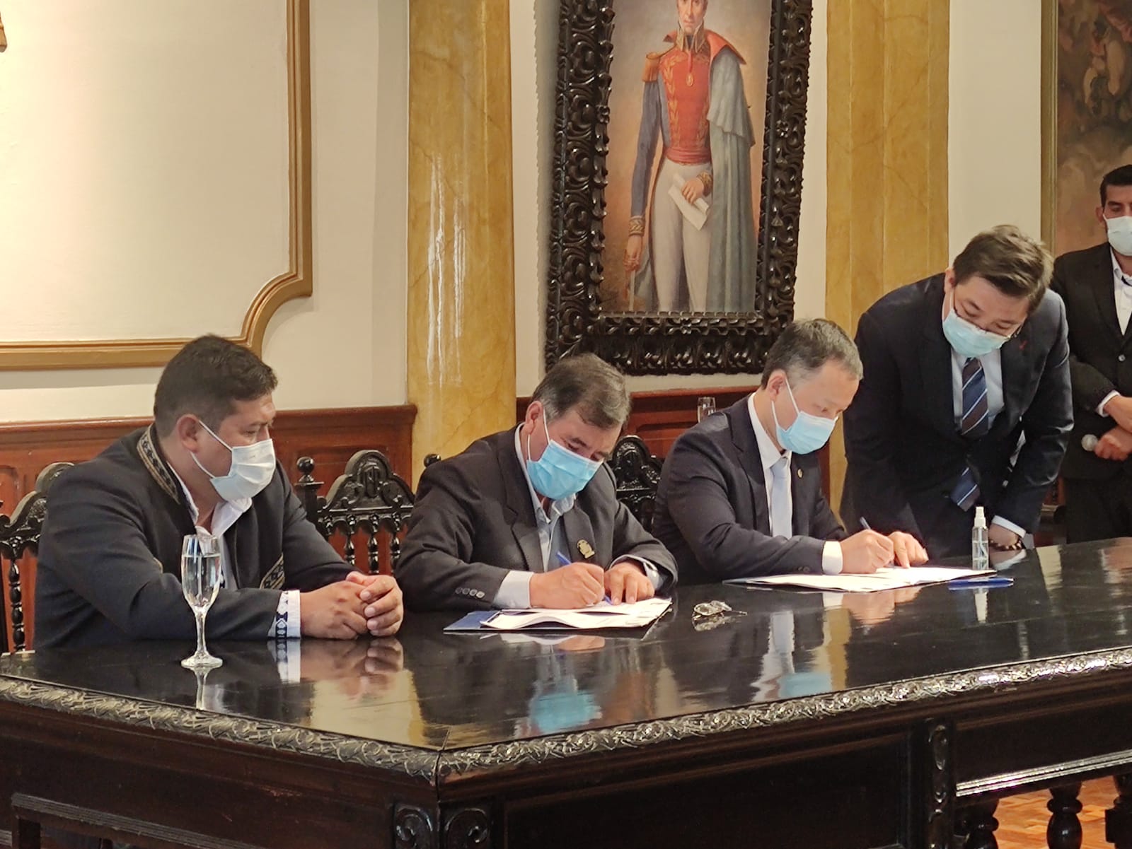 Gobernación de Cochabamba y empresa china firman acuerdo para construcción de ciudadela de la salud