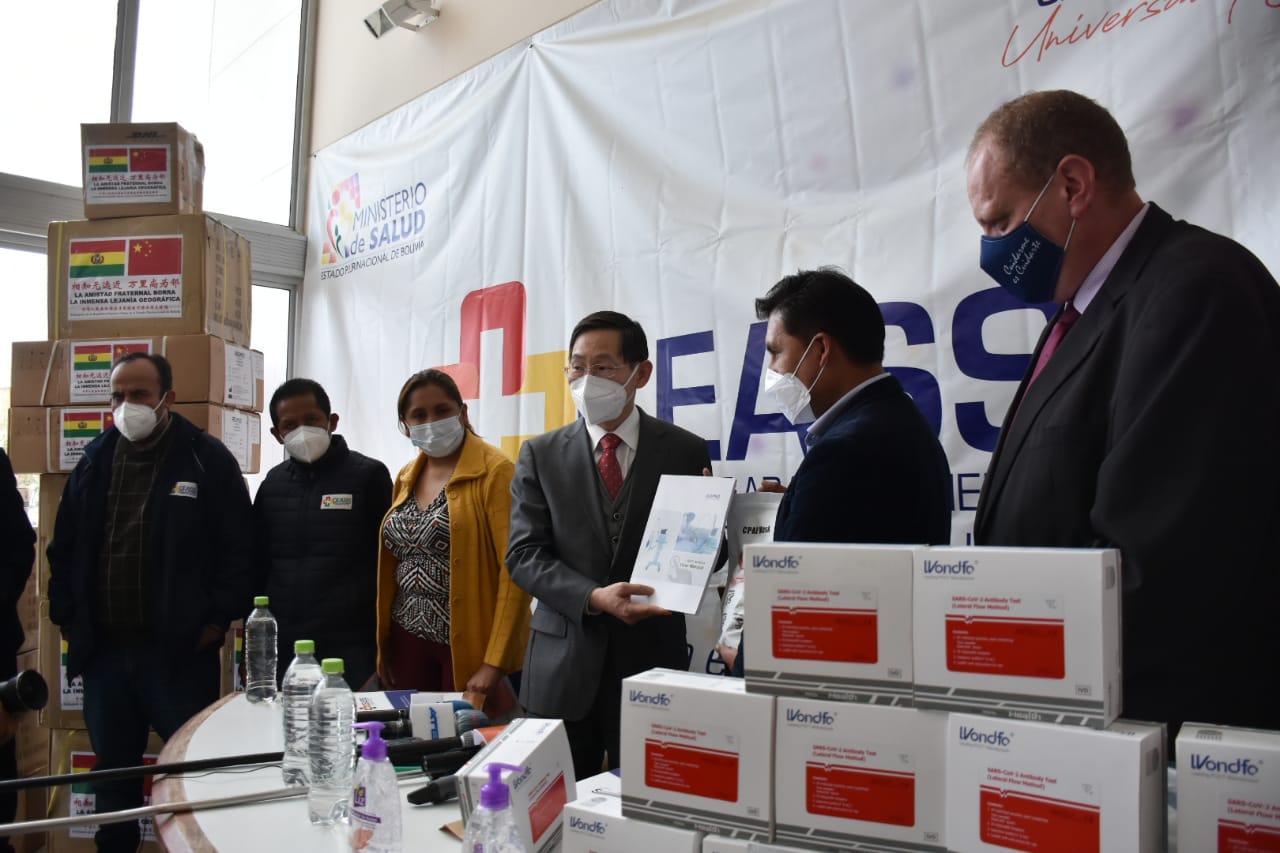 China dona 14 respiradores y 53.000 pruebas PCR para luchar contra el COVID-19