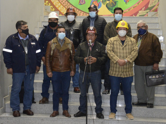 Gobierno y COB acuerdan realización de cumbres para la reactivación del aparato productivo (amplia)