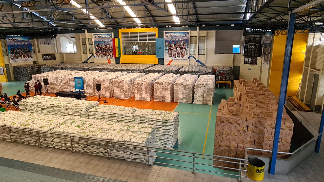 Entregan 148 toneladas de alimentos a familias afectadas por riadas en Cochabamba