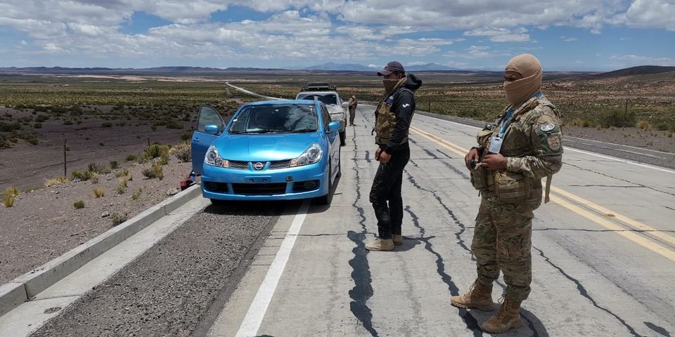 Incautan 132 vehículos indocumentados y más de 23 t de alimentos de contrabando en fronteras con Chile y Perú