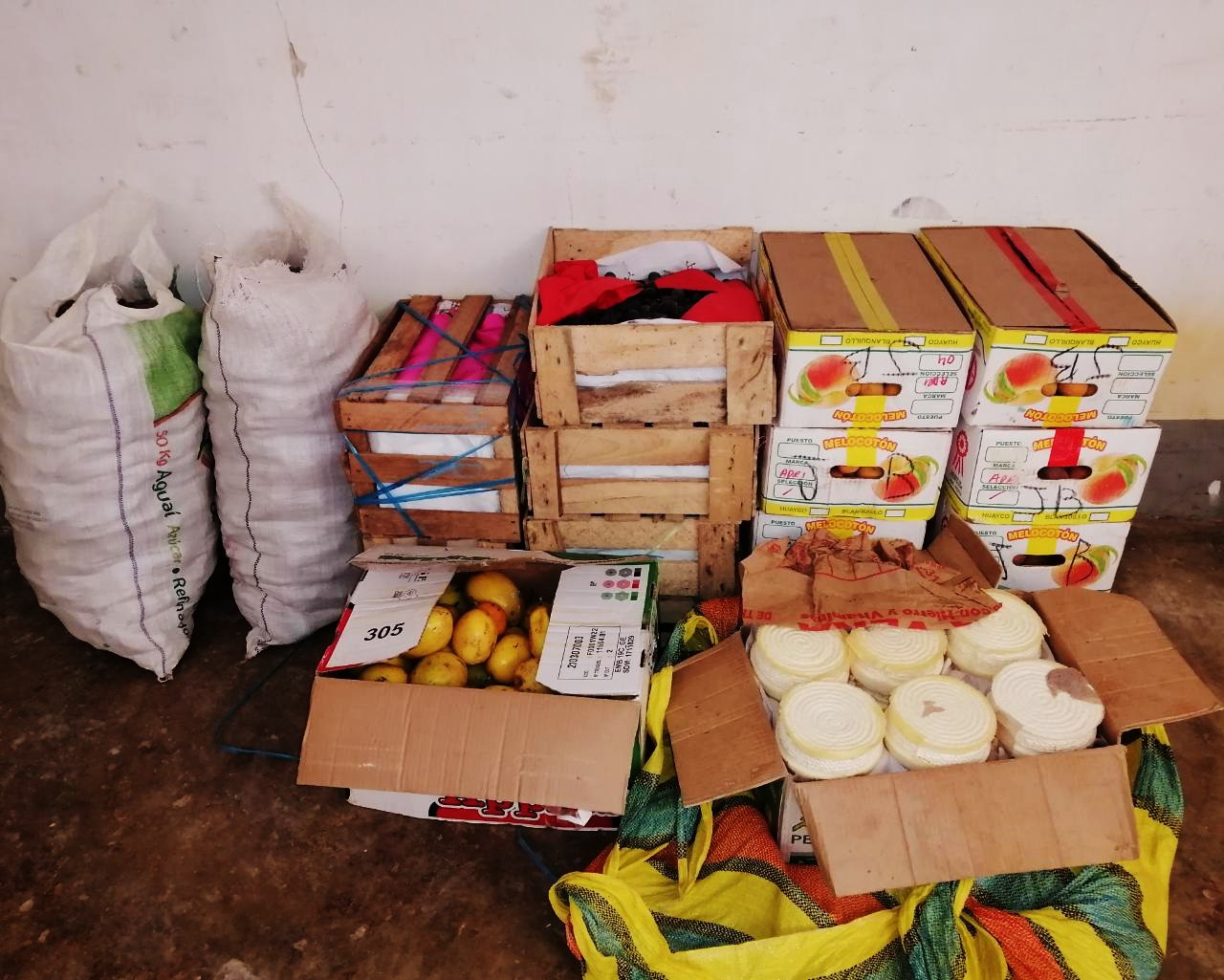 Unidades navales comisan fruta, despojos de cerdo y productos de contrabando en fronteras con Brasil y Perú