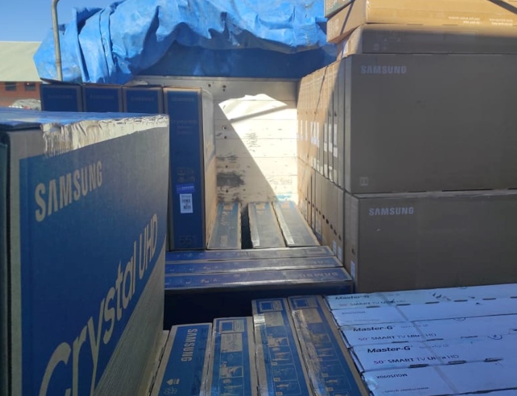 Aduana comisa 14 vehículos indocumentados y tres camiones con productos de contrabando en Oruro