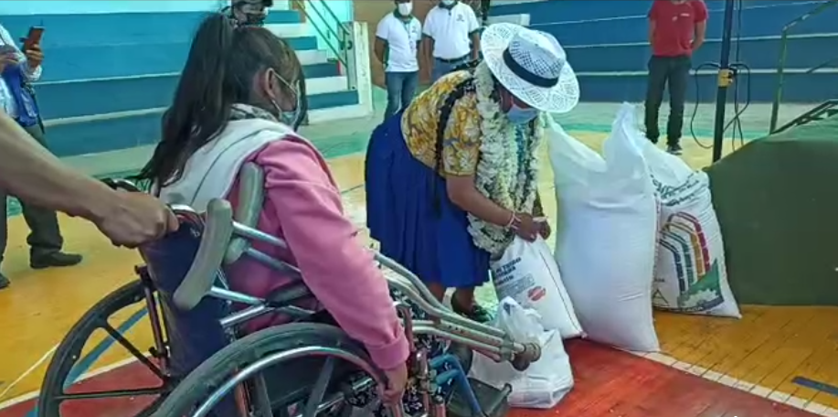 Cochabamba: Entregan el paquete alimentario a personas con discapacidad
