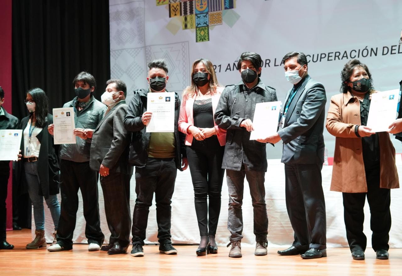 En el día de periodista, trabajadores de Bolivia Tv reciben certificados de competencia