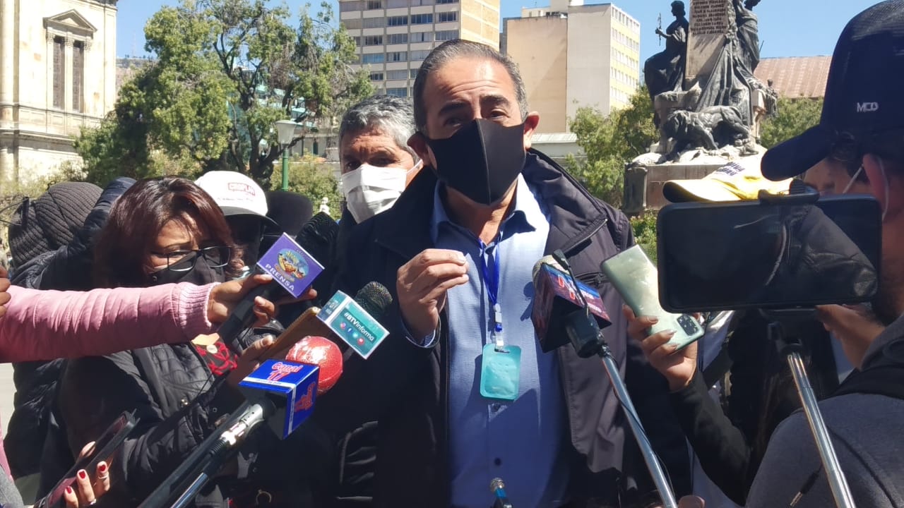 Dockweiler sospecha que crisis de la basura podría estar manipulada para hacer aparecer a Iván Arias como héroe