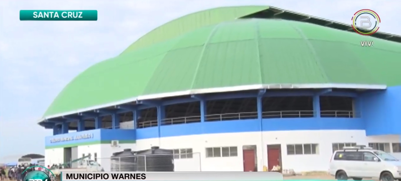 Presidente entrega coliseo para 3.000 espectadores y equipamiento para el BOL-110 en Warnes (Adelanto)