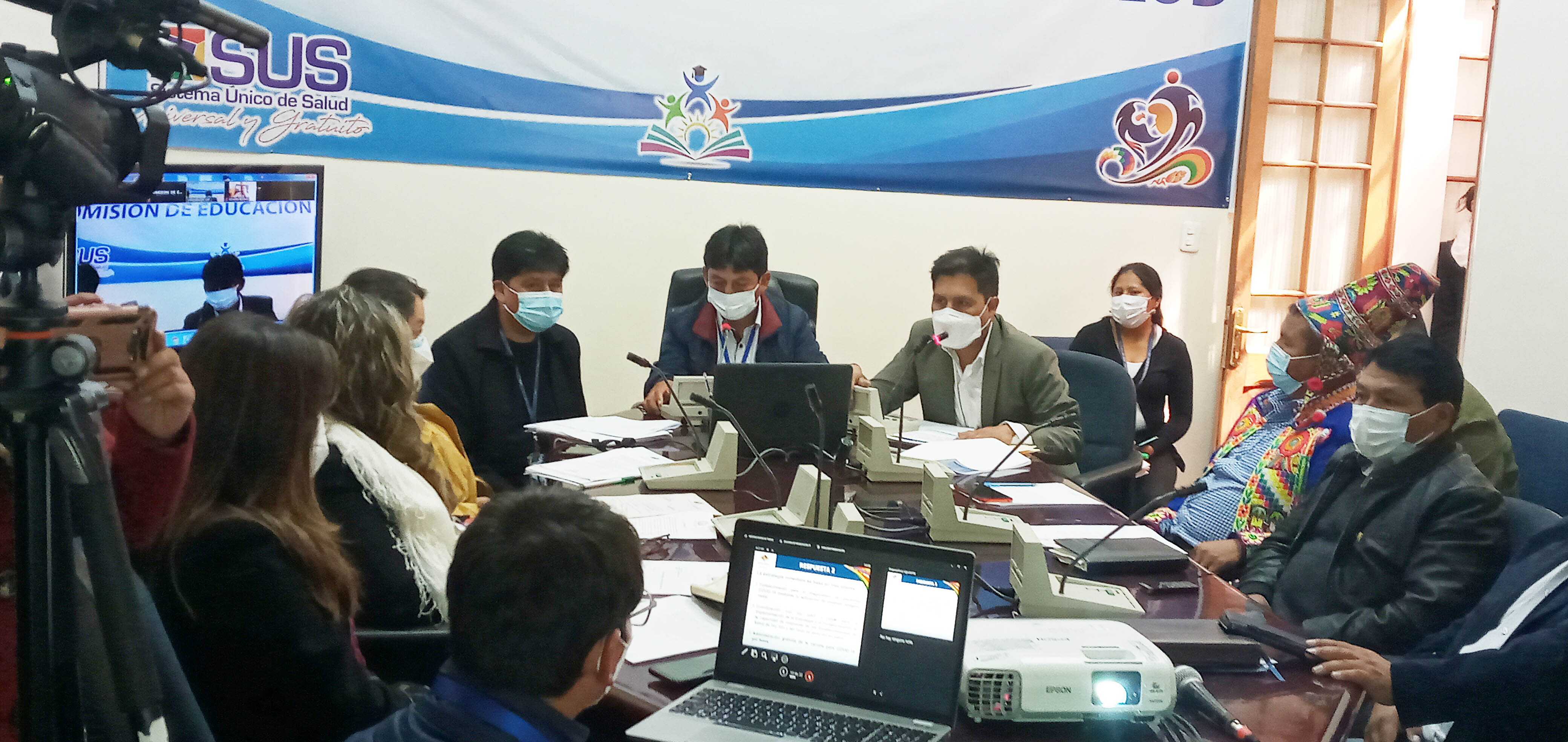 Comisión legislativa aprueba informe del Ministro de Salud sobre plan anticovid