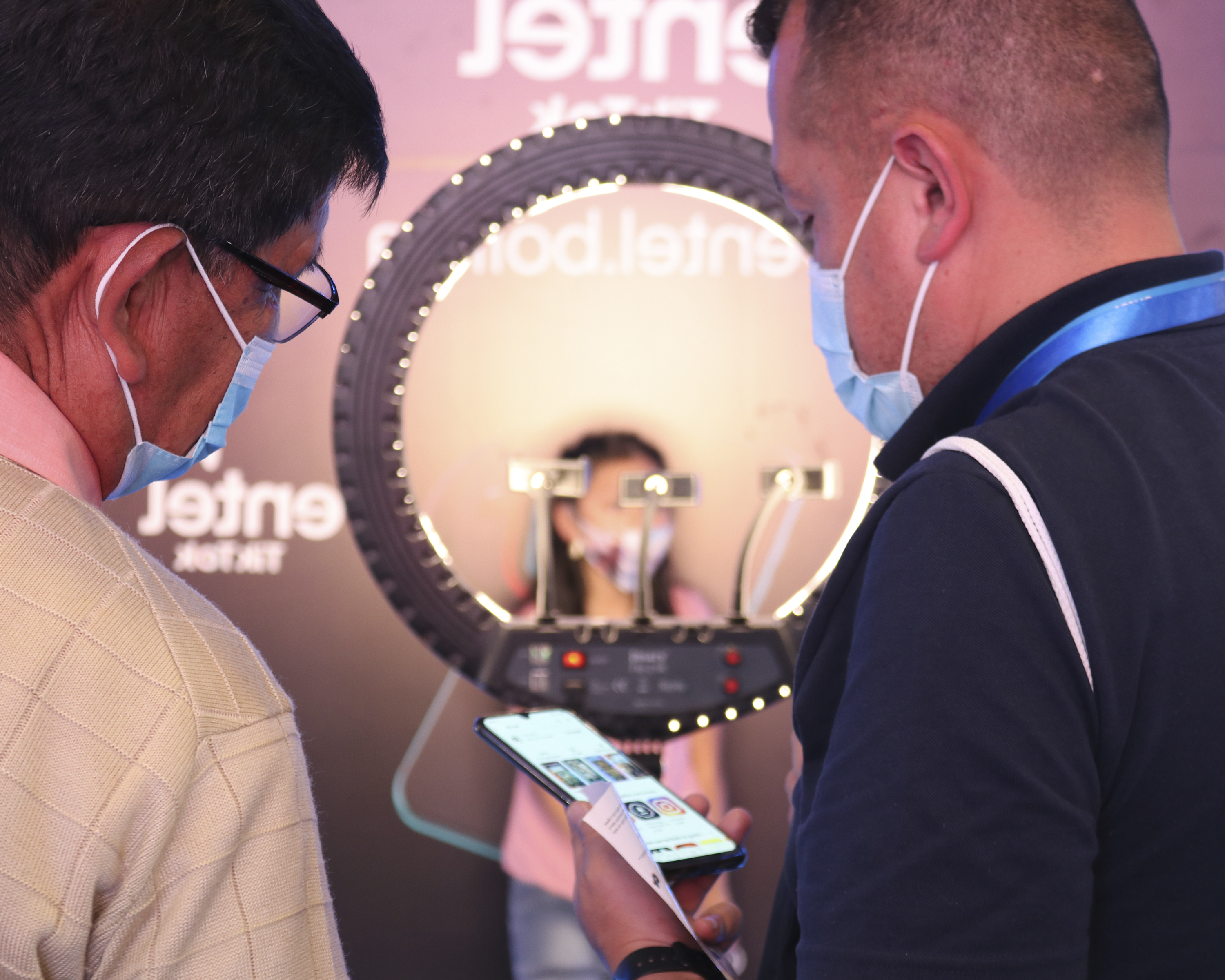 Entel cautiva al público en la FIPAZ con estación Gamers, show de danza y tiktokers