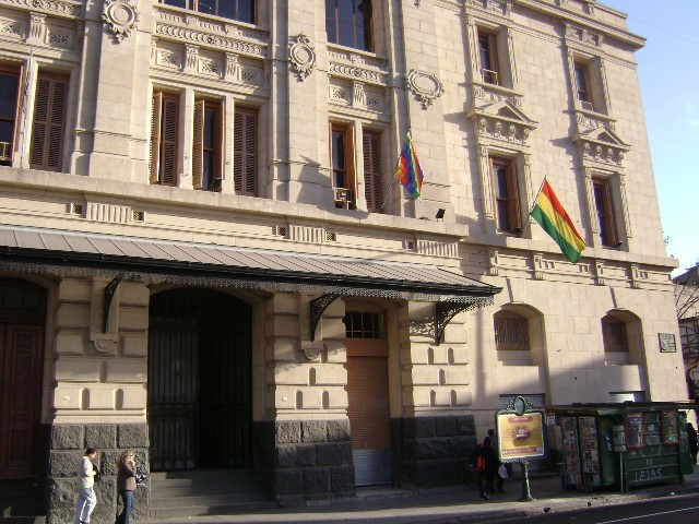 Consulado boliviano en Buenos Aires alerta sobre los cobros ilegales a migrantes bolivianos