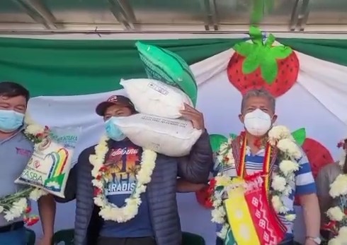 Entregan más de 151 toneladas de alimentos a cuatro municipios afectados por heladas y granizadas en Santa Cruz