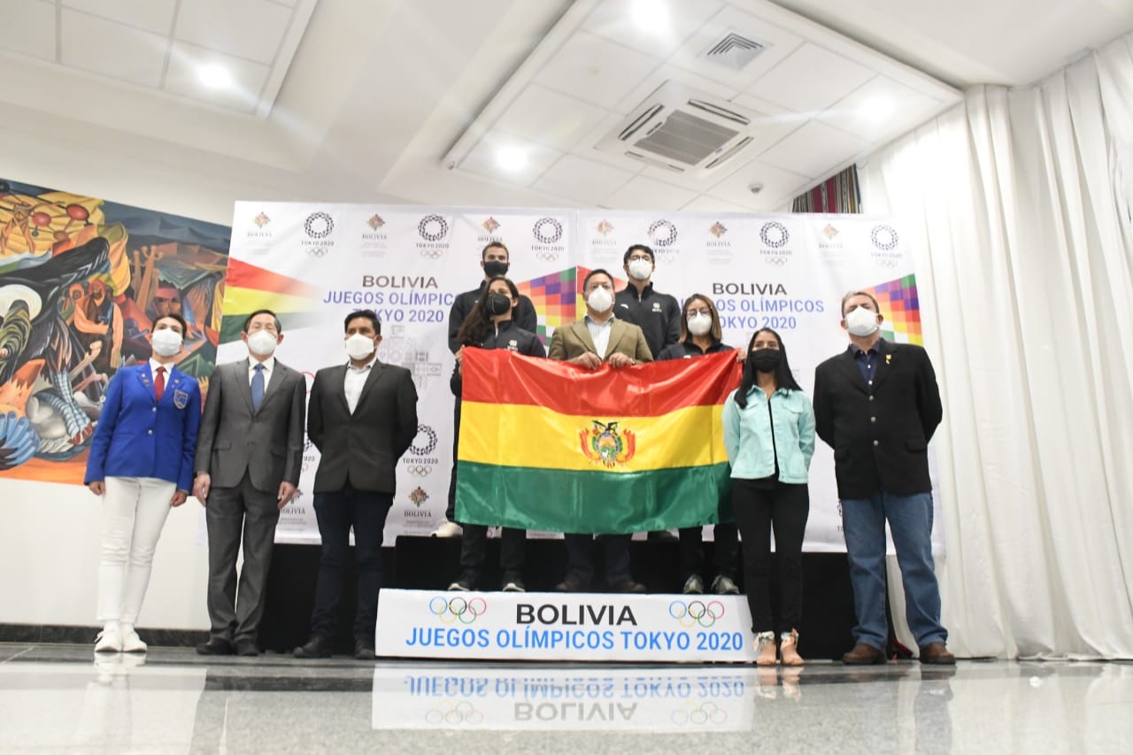 Presidente entrega la enseña patria a comitiva de deportistas que participarán en los Juegos Olímpicos
