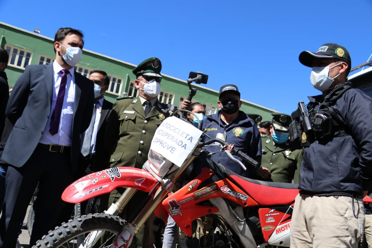 Diprove inicia la devolución de 133 vehículos robados en Santa Cruz