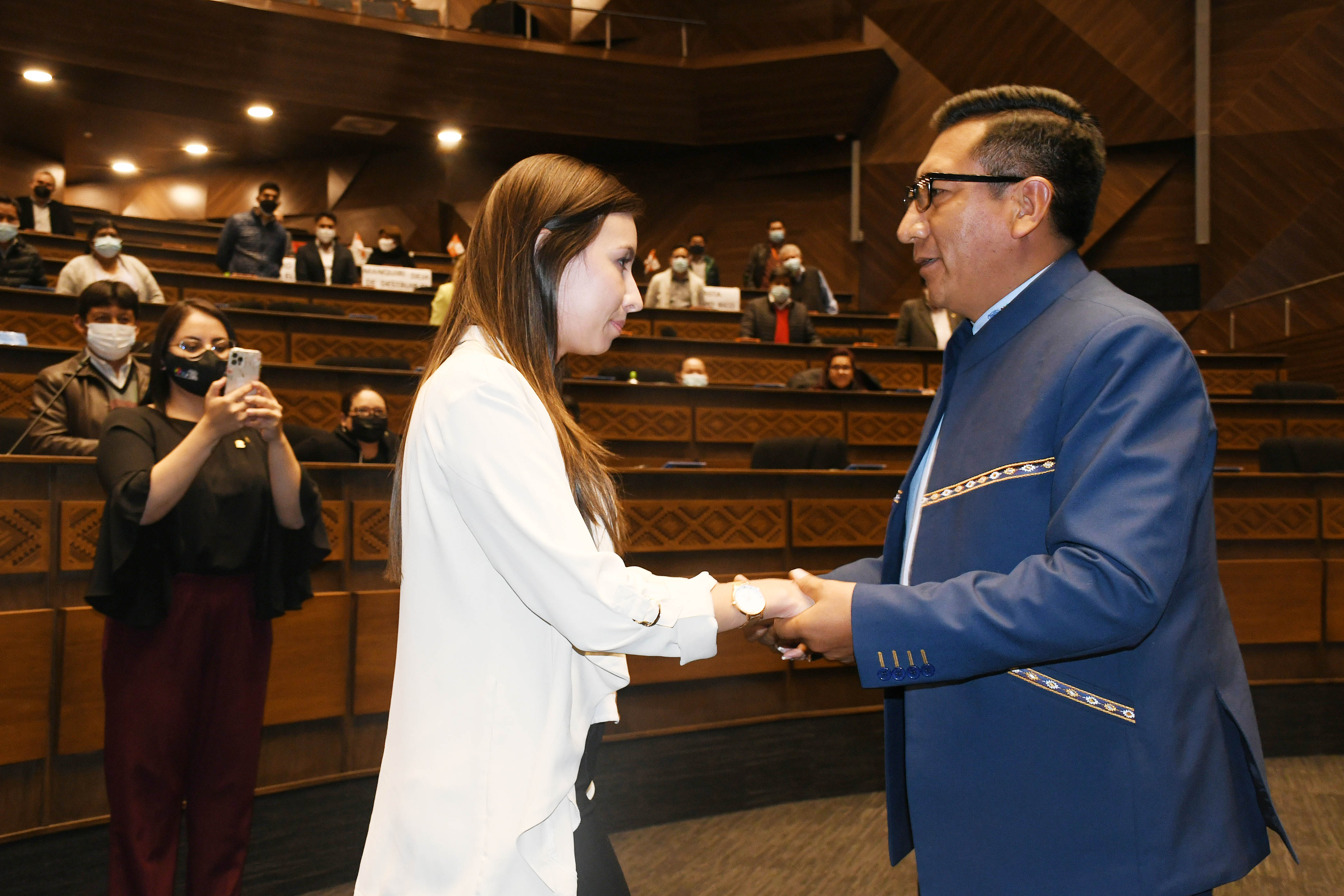 Posesionan a Mayra Zalles como diputada titular por Cochabamba