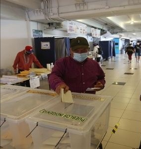 Concluye primera histórica jornada de comicios constituyentes en Chile