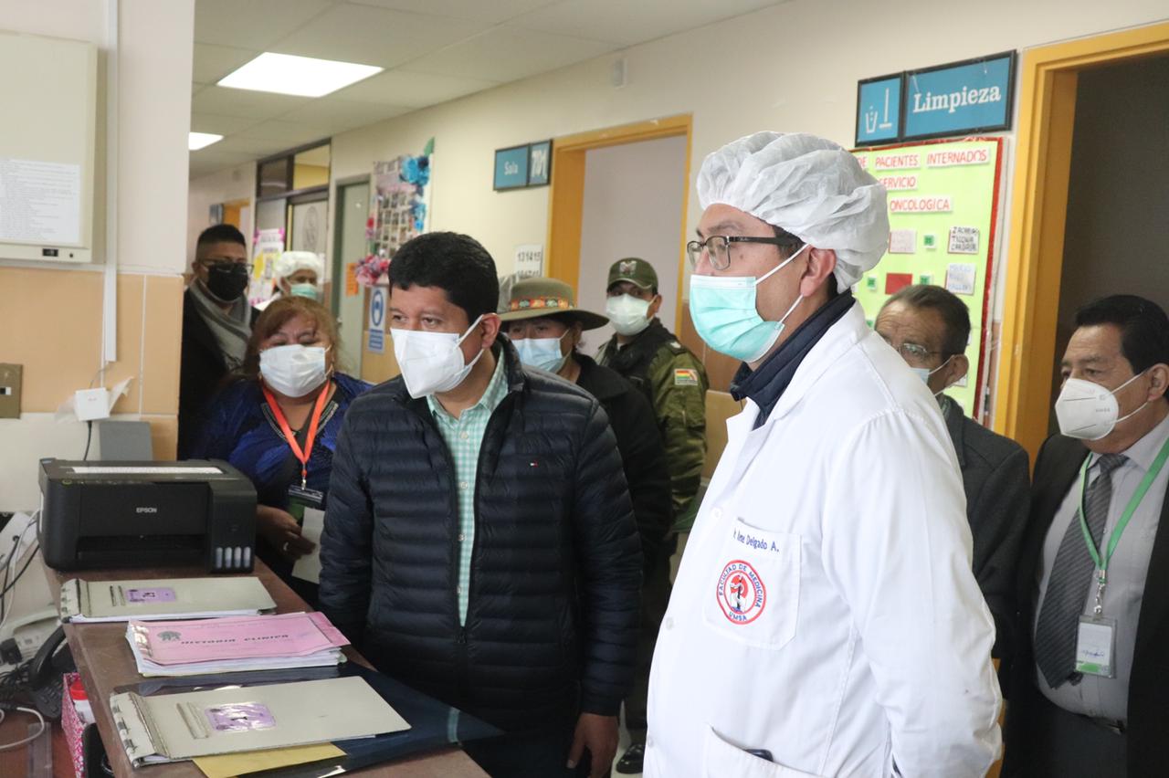 Jefe de bancada del MAS inspecciona Oncología del Hospital Materno Infantil