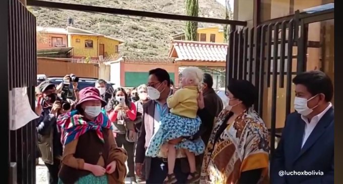 Presidente Arce entrega una vivienda social a Maritza y Maribel