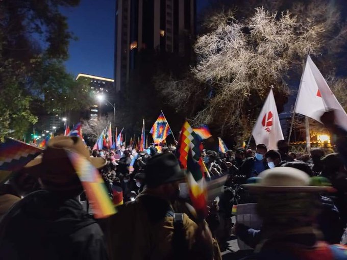 “Whipalazo” en Bolivia demuestra su apoyo contundente a la revolución cubana