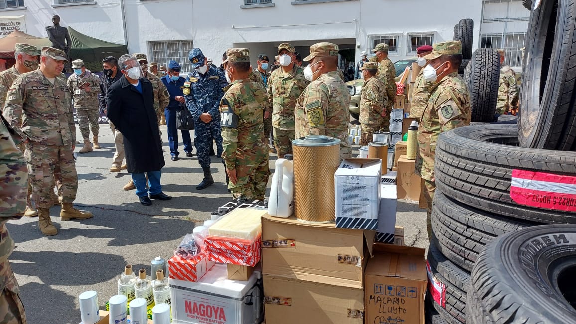 Entregan insumos médicos, material de transporte y equipamiento para la Policía Militar y el Ejército