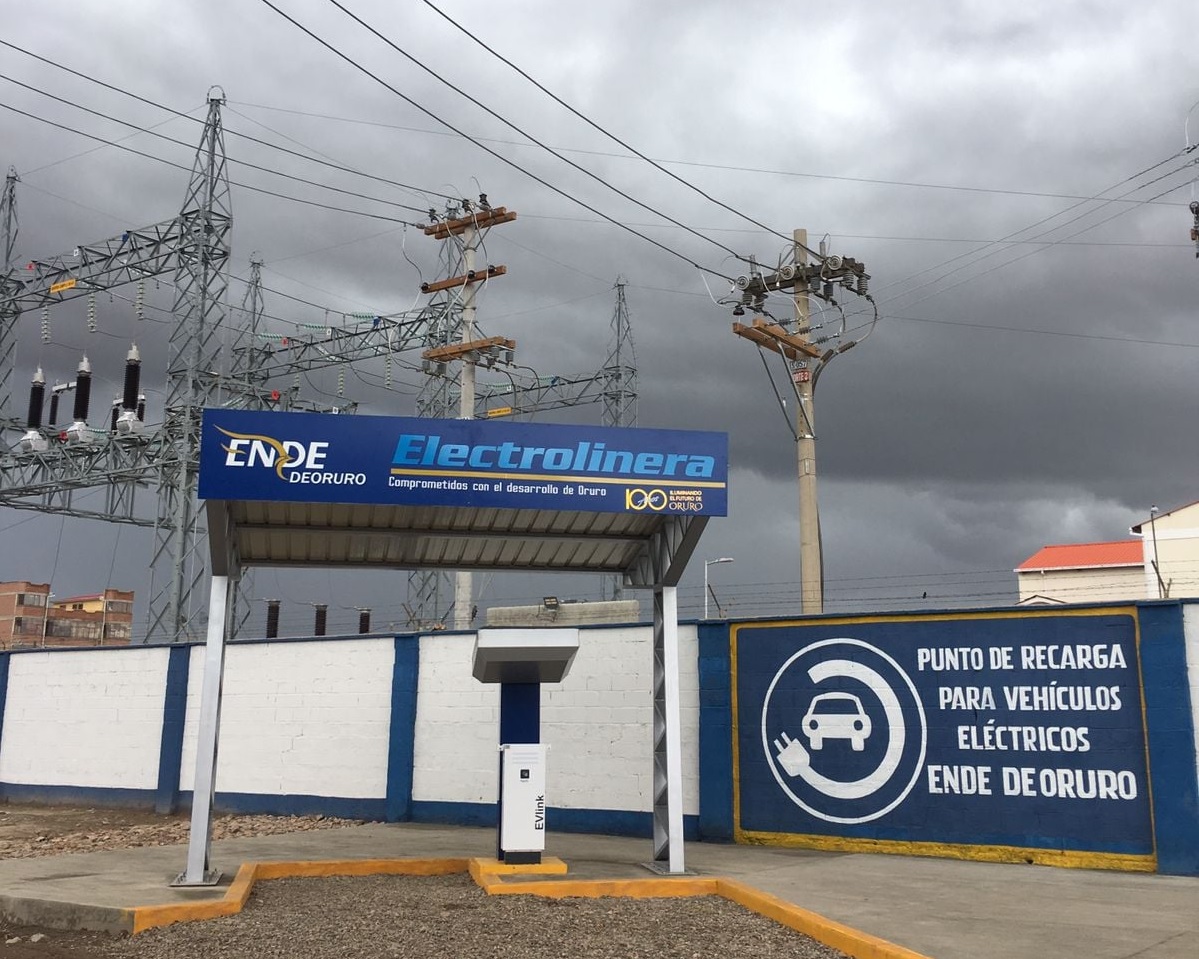 Presidente anuncia que las 11 electrolineras de ENDE recargarán de manera gratuita durante un año