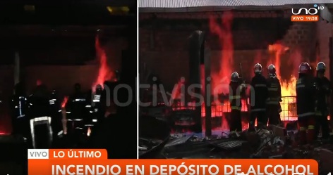 Bomberos intentan apagar un incendio de magnitud en un depósito de alcohol en El Alto
