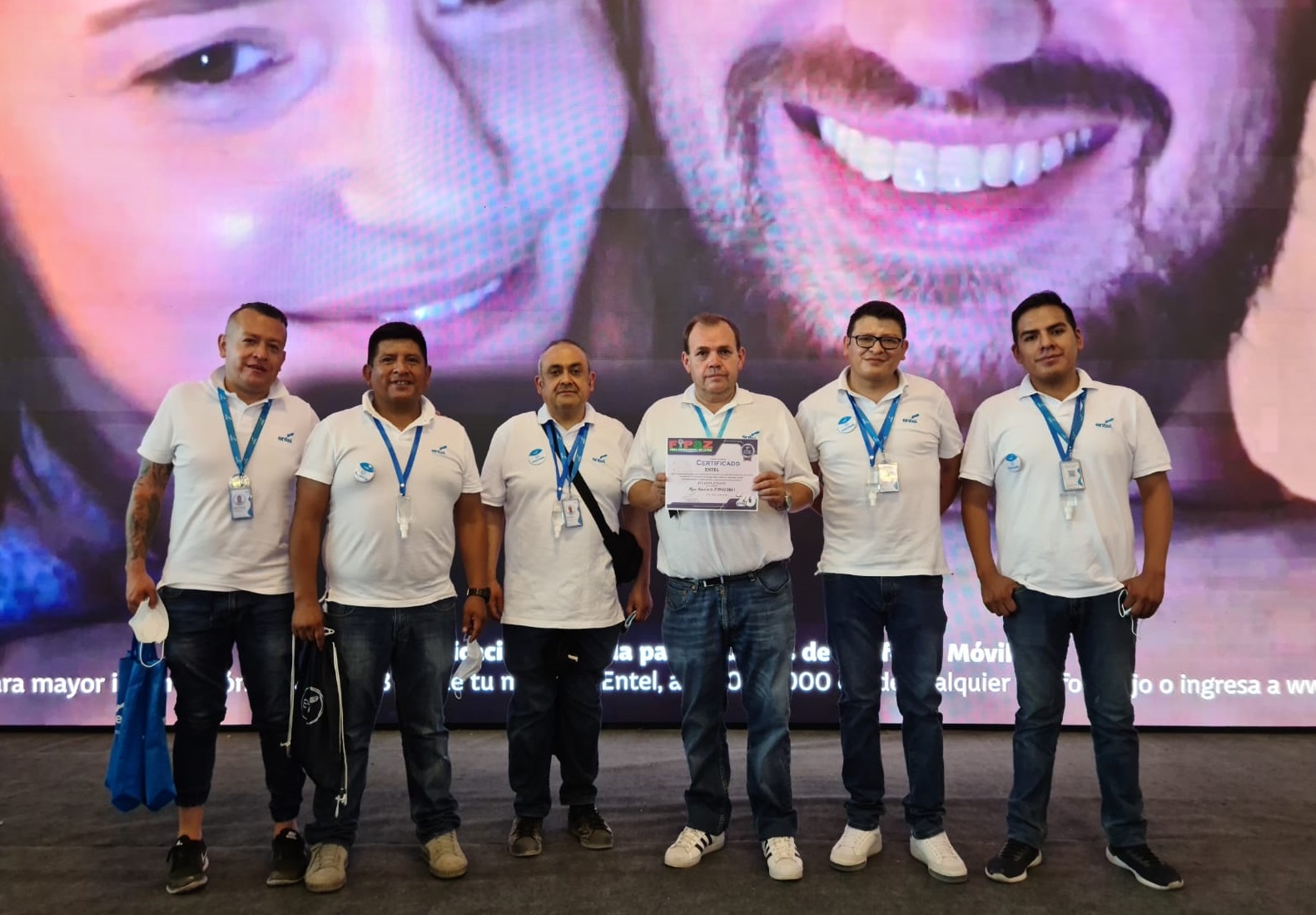 Campo Ferial Chuquiago Marka y Fipaz premian a Entel en la categoría “Mejor Stand”