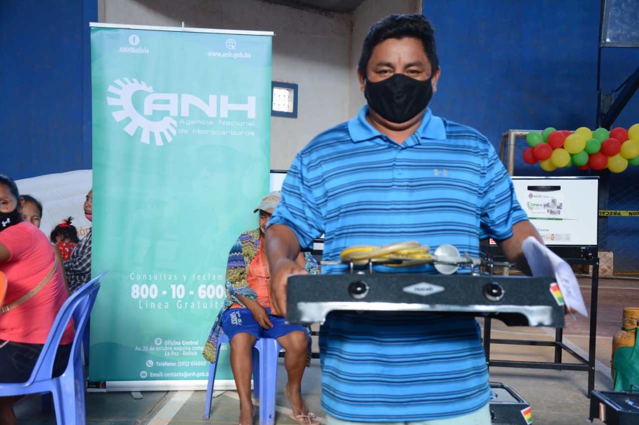 Presidente entrega cuatro hornos y kits de cocinillas para 100 familias afectadas por inundaciones y riadas en Riberalta