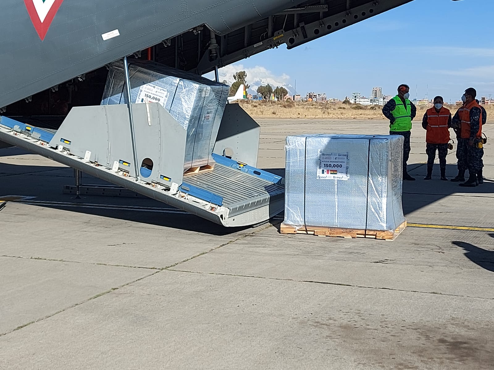 Bolivia recibe lote de 150.000 vacunas AstraZeneca de donación de México para reforzar la lucha contra el COVID (amplia)