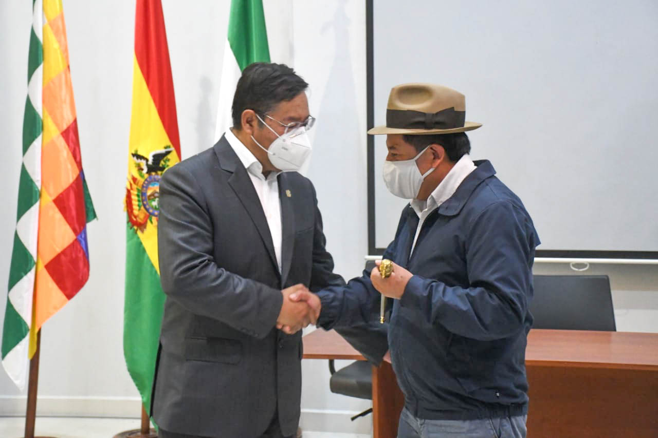 Arce entrega el Bastón de Mando a Choquehuanca y parte a México para participar en Cumbre de la Celac