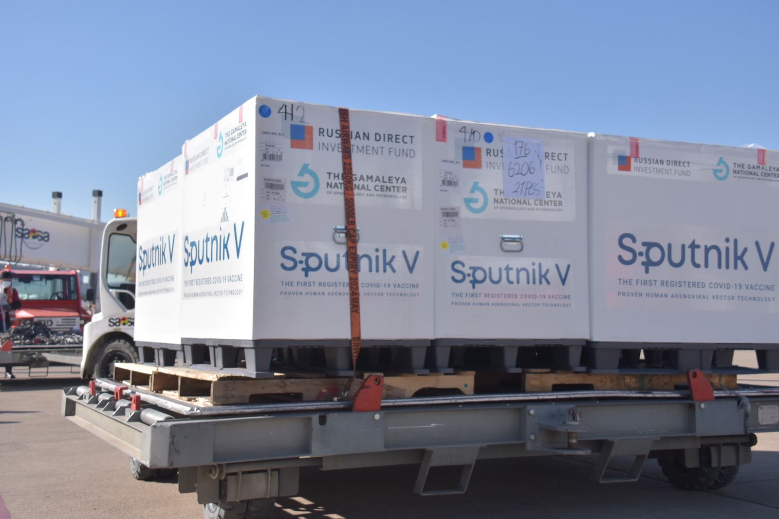 Llega a Bolivia nuevo lote con 370.000 segundas dosis de la vacuna rusa Sputnik V