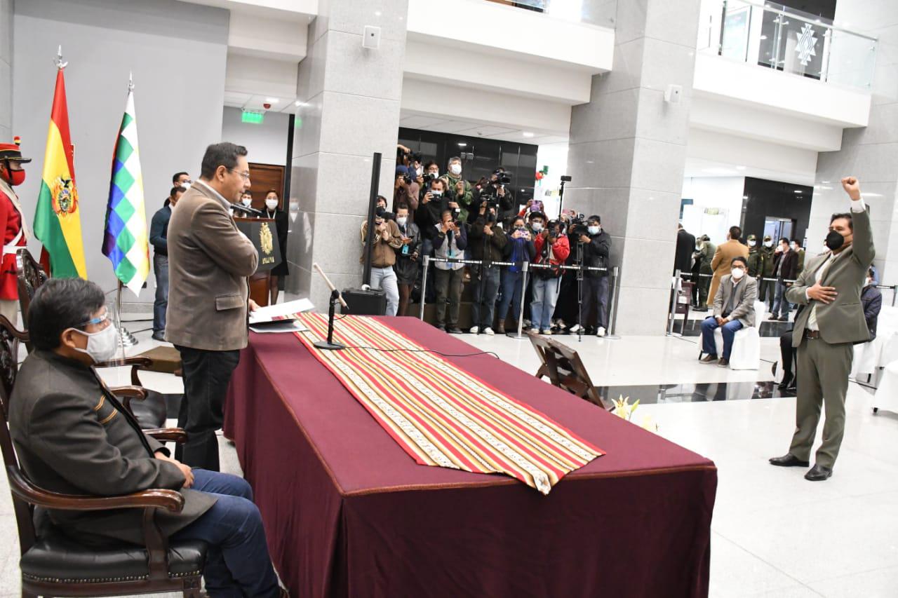 Presidente posesiona a Jeyson Auza Pinto como nuevo Ministro de Salud y Deportes