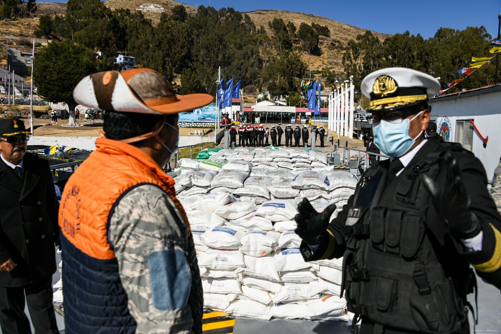 La Paz: Defensa Civil entrega más de 134 toneladas de alimentos a municipios próximos al Lago Titicaca